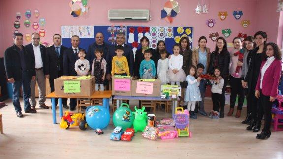 İlçemiz Serik Kazım Karabekir Anaokulu’ndan Yardımlaşma ve İş birliği Kapsamında Burmahancı Fatih İlkokulu’na Kırtasiye ve Oyuncak Yardımı Yapıldı