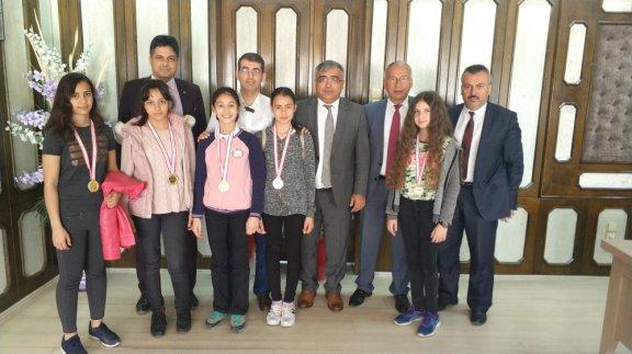 Tekeli Ortaokulu Küçük Kızlar Takımı Satranç Turnuvasında Bölge Şampiyonu Olarak, Türkiye Finallerinde Antalya’yı Temsil edecektir