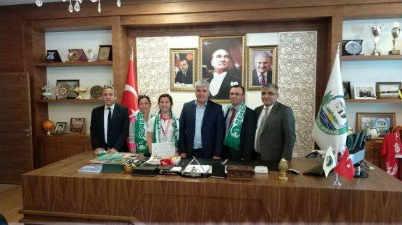 Okullar Arası Kick Boks Türkiye Birinciliği Müsabakalarında İlçemiz Serik Anadolu Lisesi Öğrencisi Türkiye İkinciliği Elde Ederek, Serik Belediye Başkanı Prof. Dr.  Ramazan ÇALIK’ı ziyaret etti