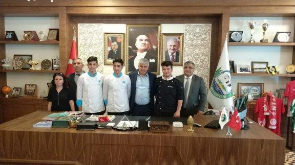 8.Şef Mavi Ulusal Yemek Yarışmasında  Serik İMKB Mesleki ve Teknik Anadolu Lisesi Öğrencileri Gümüş Madalya Elde Ederek, Serik Belediye Başkanı Prof. Dr.  Ramazan ÇALIK’ı ziyaret etti