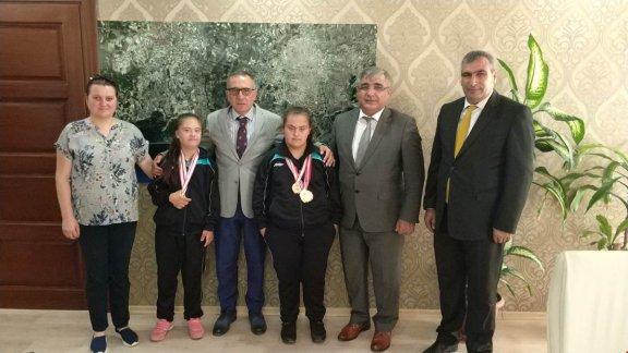İlçemiz Hacı Mustafa Bankoğlu Ortaokulu Özel Eğitim Öğrencileri 100 Metre Koşu, 300 Metre Koşu ve Güle Atmada Türkiye Şampiyonu Olmuştur
