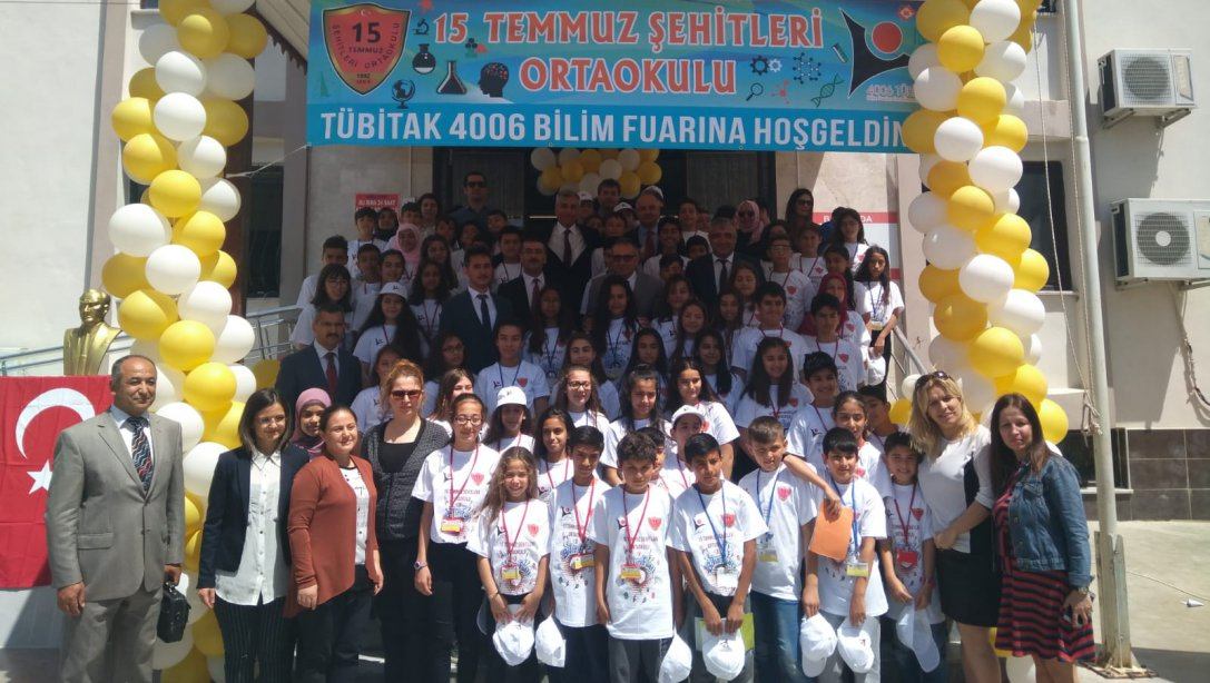 İlçemiz 15 Temmuz Şehitleri Ortaokulu’nda 4006 TÜBİTAK Bilim Fuarı Açıldı