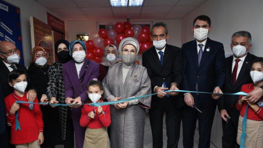 Sayın Emine ERDOĞAN ve Milli Eğitim Bakanımız Sayın Mahmut  ÖZER ilçemiz Kadriye İlkokulu Kütüphanesinin Açılışını Gerçekleştirdi.