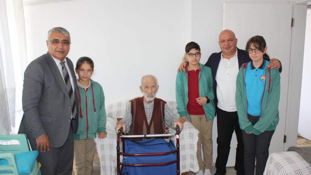 Çandır Şehit Öğretmen Mustafa Sadettin Küçük Ortaokulu'na ismini veren Şehit Mustafa Sadettin KÜÇÜK'ün babasına ziyarette bulunuldu.