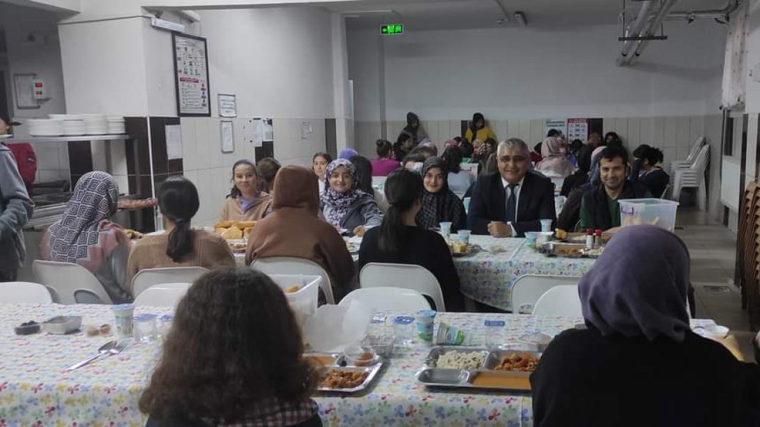 Serik Kız Anadolu İmam Hatip Lisesi Pansiyonunda İftar Yemeği