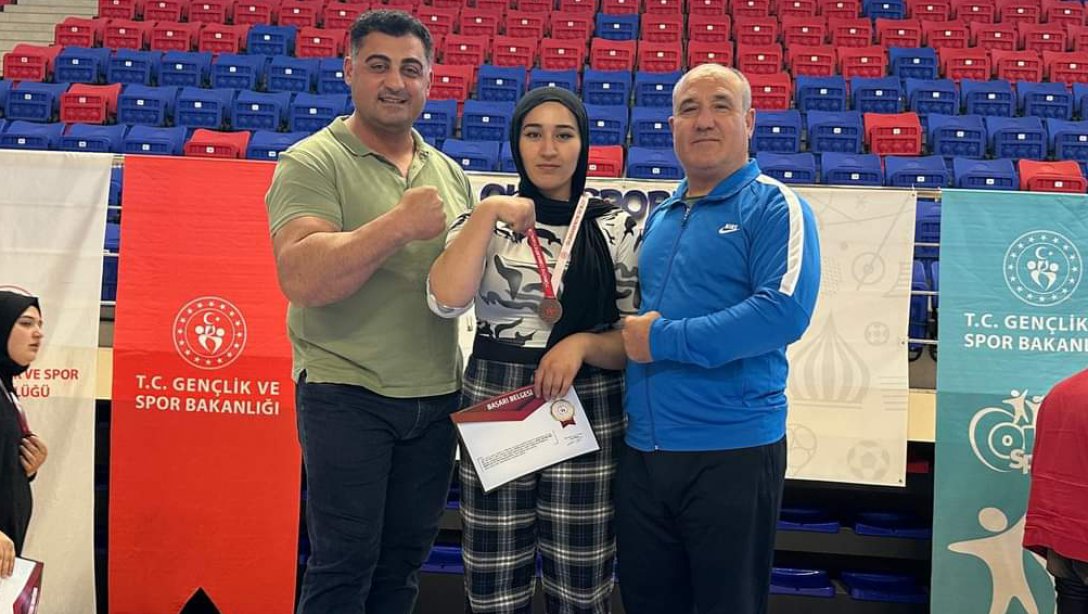 Okul Sporları Türkiye Şampiyonası Bilek Güreşi Sol Kol Kız +75 Kg'da Türkiye 3.sü olduk.