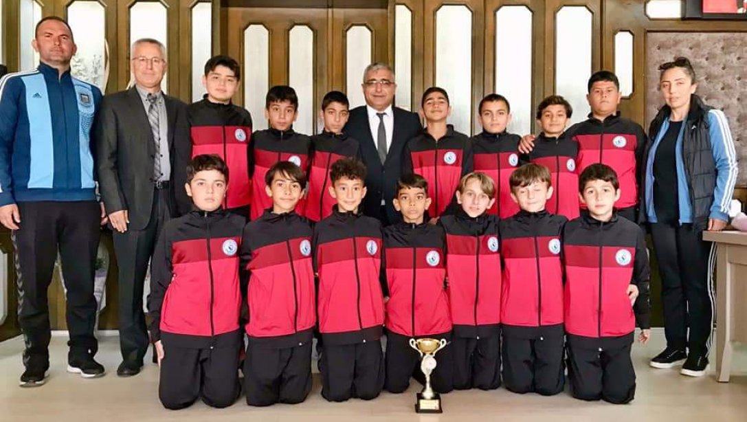 Okul Sporlarında İlçemizi temsil edecek olan Gedik Ortaokulu Futbol Takımımız İlçe Milli Eğitim Müdürümüz Sn. İkram EKİZ'i ziyaret ettiler.