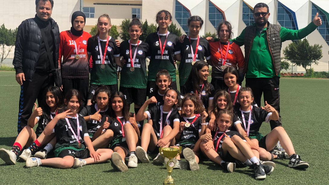 Hacı Mustafa Bankoğlu Ortaokulu Yıldız Kız Futbol Takımımız Antalya Şampiyonu 