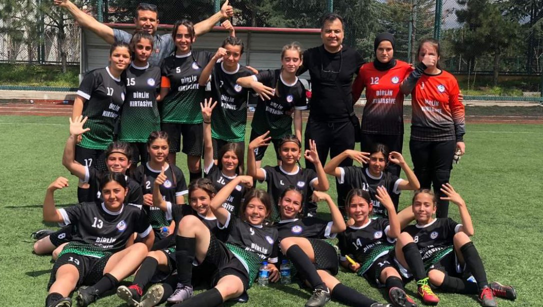 Serik Hacı Mustafa Bankoğlu Ortaokulu Yıldız Kız Futbol Takımımız Türkiye Yarı Finallerinde