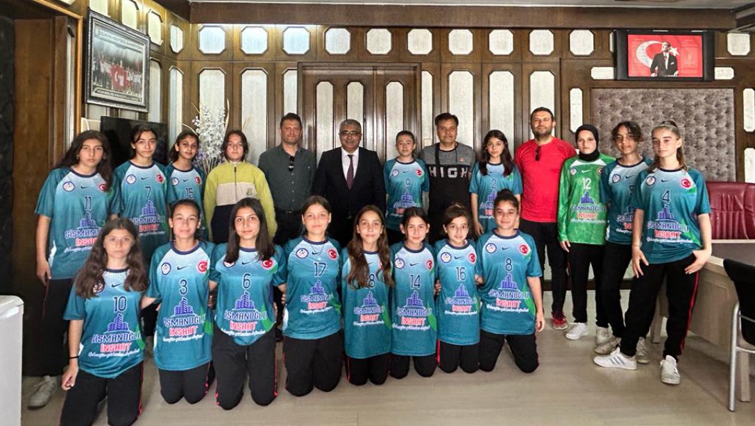Türkiye Yarı Finallere Kalan Serik Hacı Mustafa Bakoğlu Ortaokulu Kız Futbol Takımından İlçe Milli Eğitim Müdürümüze Ziyaret
