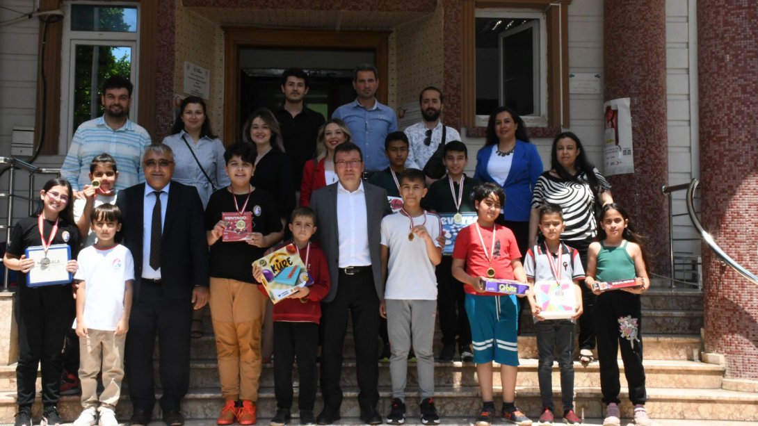 Antalya Zeka Oyunları Turnuvasında İlçemiz 10 Oyunun Beşinde İl 1.si, Birinde İl 2.si Ve Birinde İl 3.sü Olan Öğrencilerimizden Kaymakam'a Ziyaret
