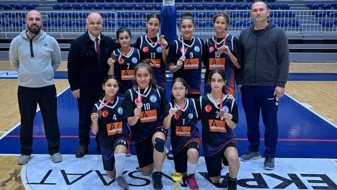 Gedik Ortaokulu Basketbol Müsabakalarında Kızlar Kategorisinde Antalya 3.sü 