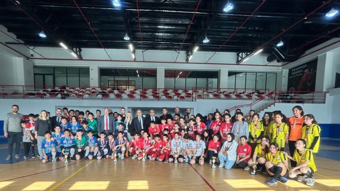 Futsal kız ve Futsal erkek müsabakalarında dereceye giren öğrencilerimize ödül töreni düzenlendi.