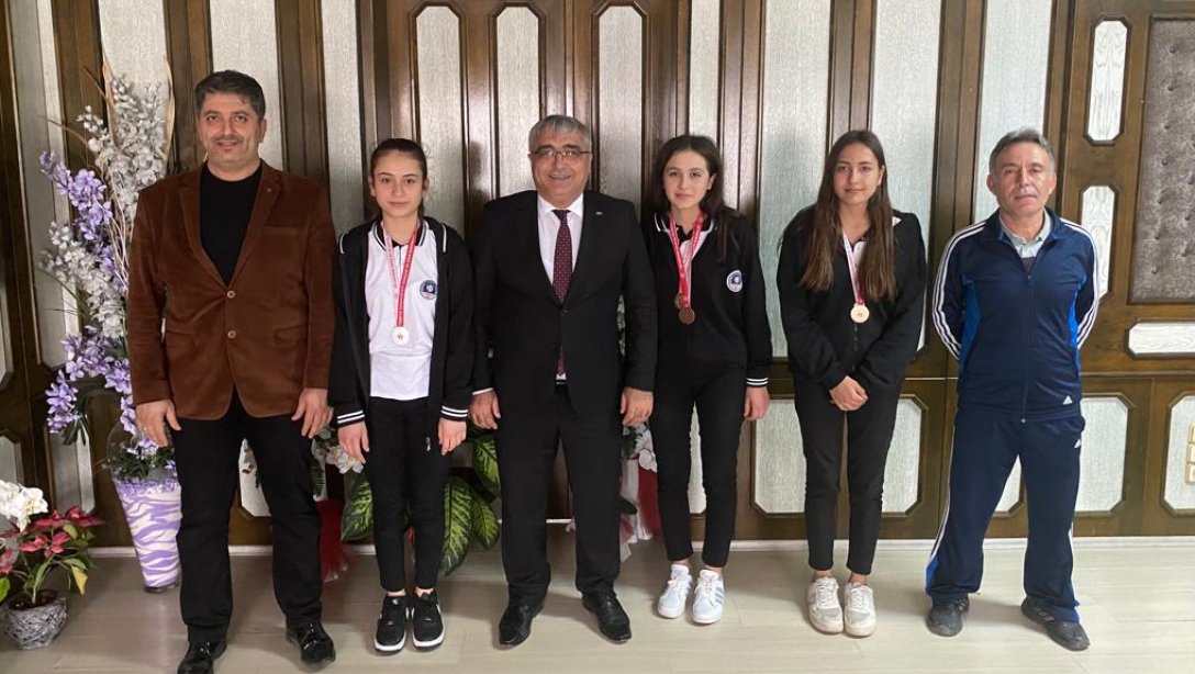 Bilek Güreşi Türkiye Şampiyonasına Katılmaya Hak Kazanan Öğrencilerimizden İlçe Milli Eğitim Müdürümüze Ziyaret