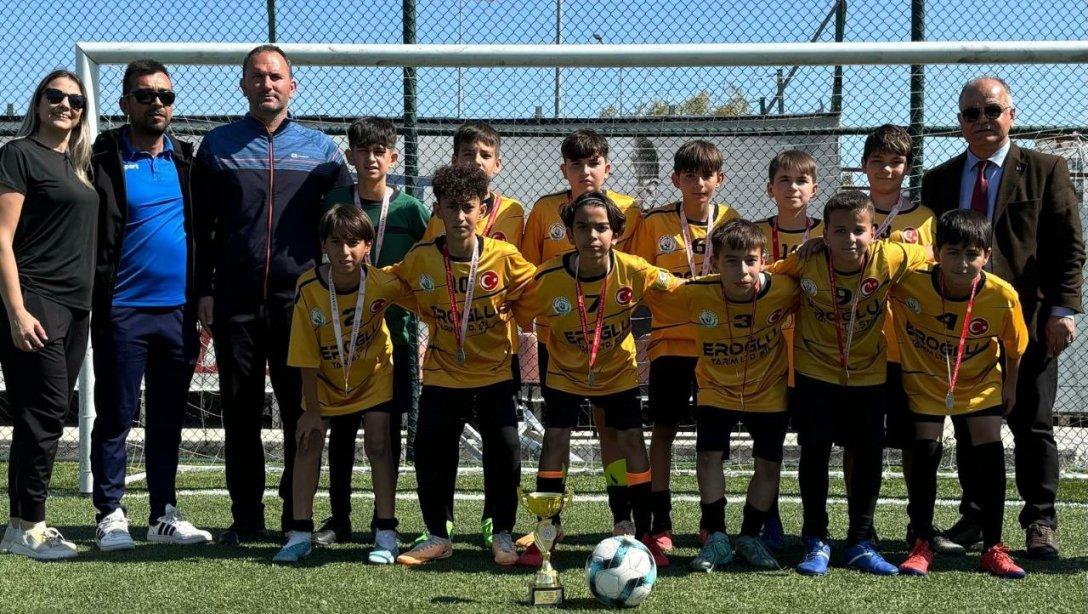 Küçük Erkekler Futbol Kategorisinde Gedik Ortaokulu İl İkincisi