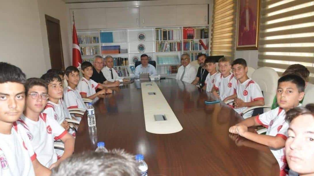 Tekeli Ortaokulu Yıldız Erkekler Futbol Takımından Kaymakama Ziyaret